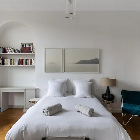 Prestigious Overlooking Palais-royal Garden *